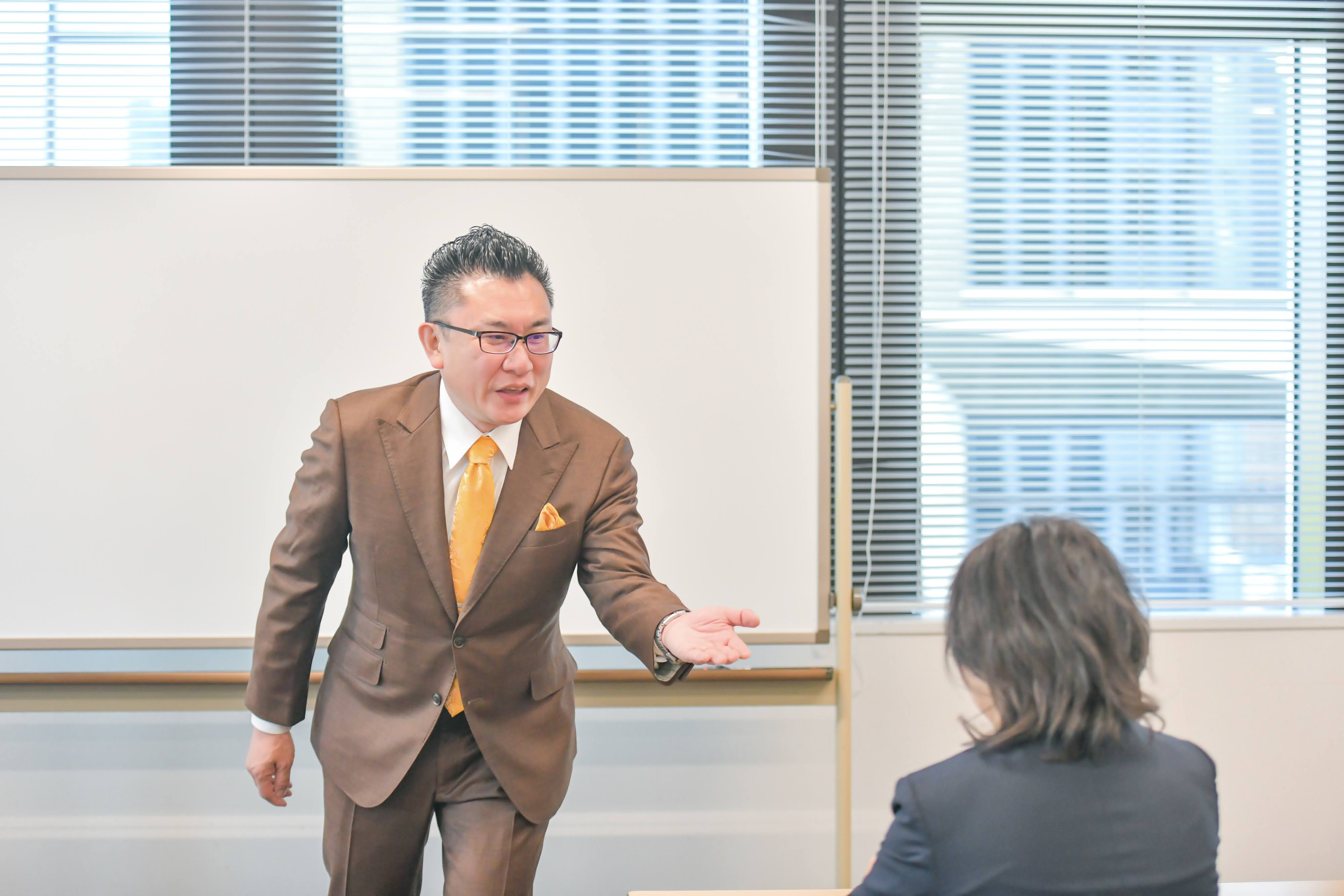 介護職のストレスを笑顔に変える！お笑いの力で職場環境改善を実現