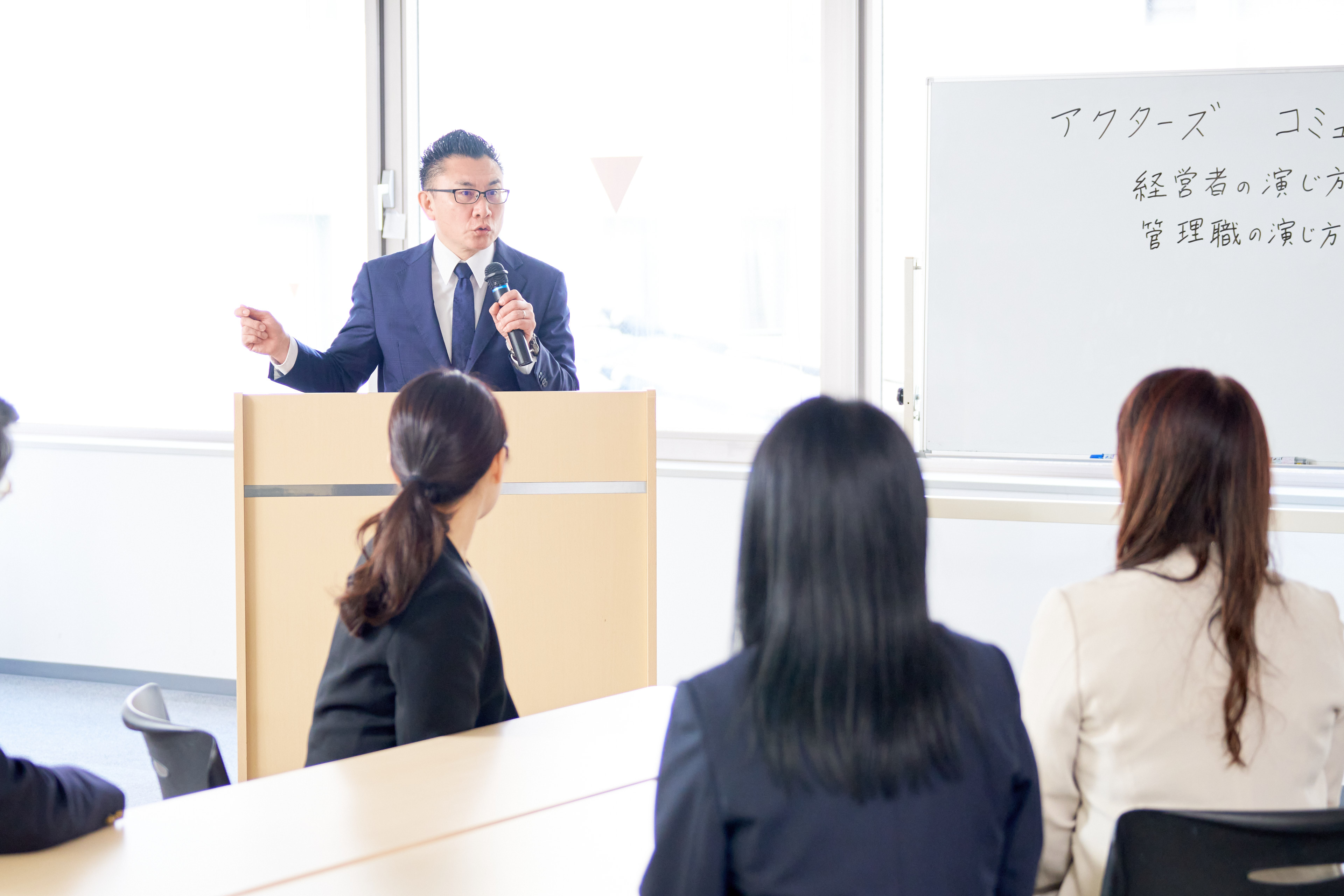 流通業界の未来を共に築こう！社員と新社長をつなぐ笑顔と信頼の架け橋。