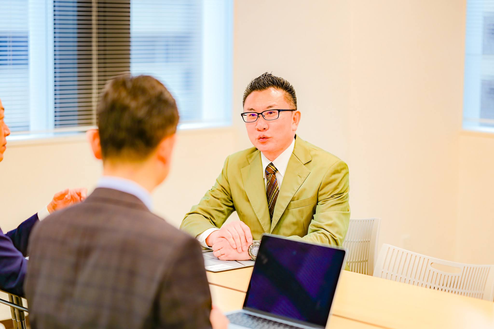 新社長と社員の絆を深める！お笑い芸人出身コンサルタントによる飲食店事業承継支援