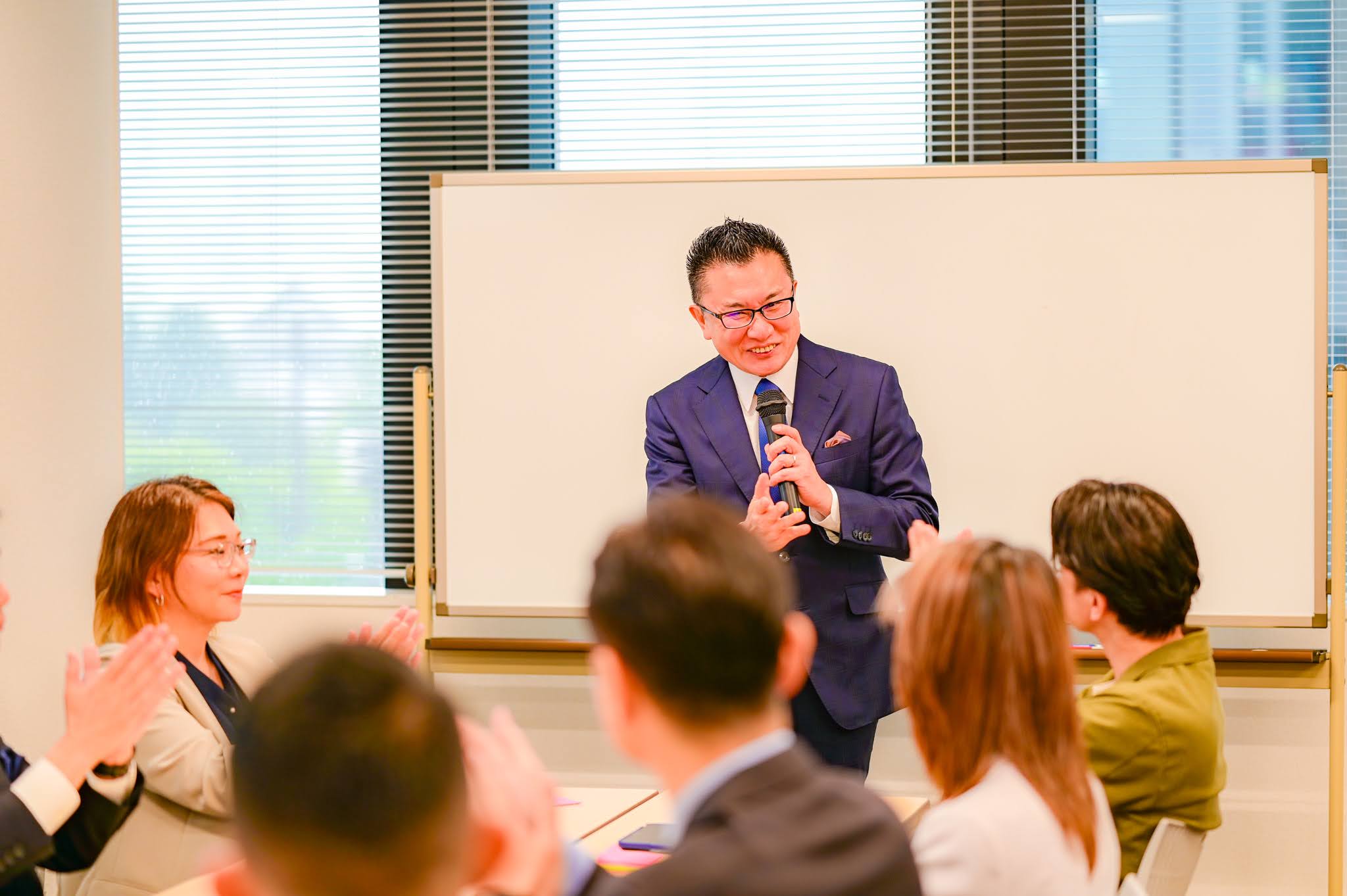 会議も楽しく！お笑いを通じてチームの結束力を高めよう